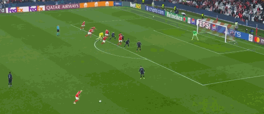 第90+8分钟，门将特鲁宾读秒进球，本菲卡4-2领先皇马压哨晋级前24！