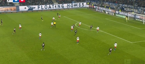 第42分钟，凯恩门前转身破门，拜仁1-1汉堡