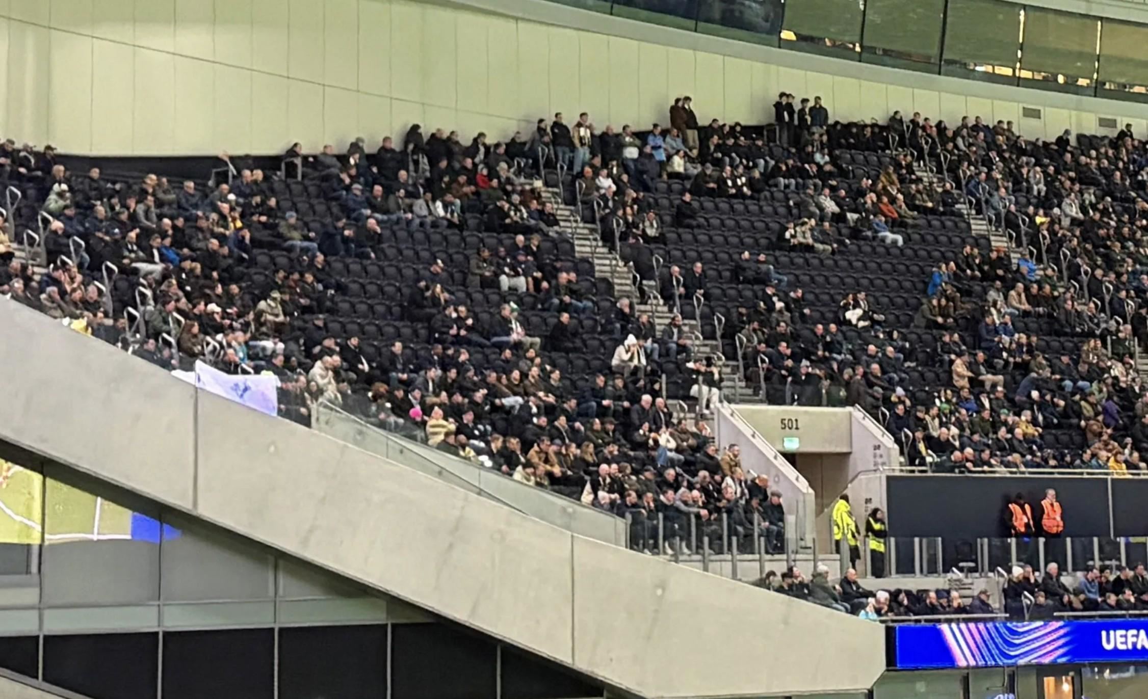 现场球迷减少,电讯报:热刺的豪华主场和糟糕表现形成了反差