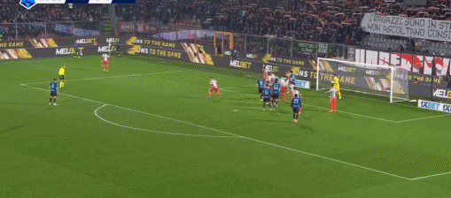 半场：国米2-0克雷莫内塞，劳塔罗头球破门，泽林斯基世界波