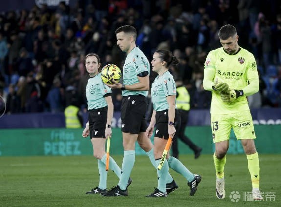 莱万特vs马竞的比赛中两名边裁都是女性，为西甲历史首次
