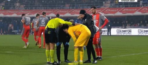 这集我看过？国米球迷投掷烟花炸伤对方门将导致比赛中断