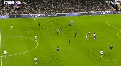 第53分钟，索兰克反越位突入禁区打门造成格伊乌龙，热刺1-2扳回一城！