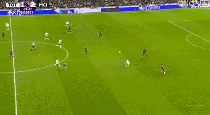 第70分钟，加拉格尔传中，索兰克蝎子摆尾抢点破门，热刺扳平比分2-2曼城！