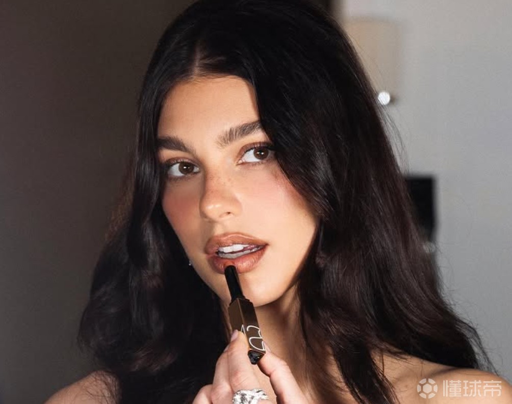 美国女演员卡米拉-莫罗:我非常喜欢梅西,我是他的超级粉丝