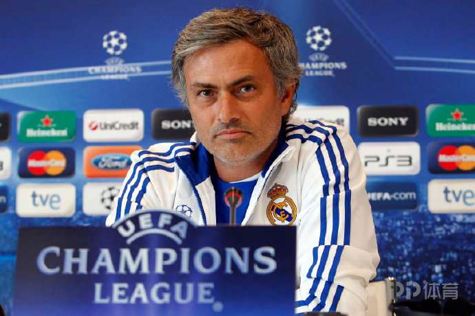  穆帅：赛后皇马球员把球衣送我 我向队员们展示15座欧冠的徽标