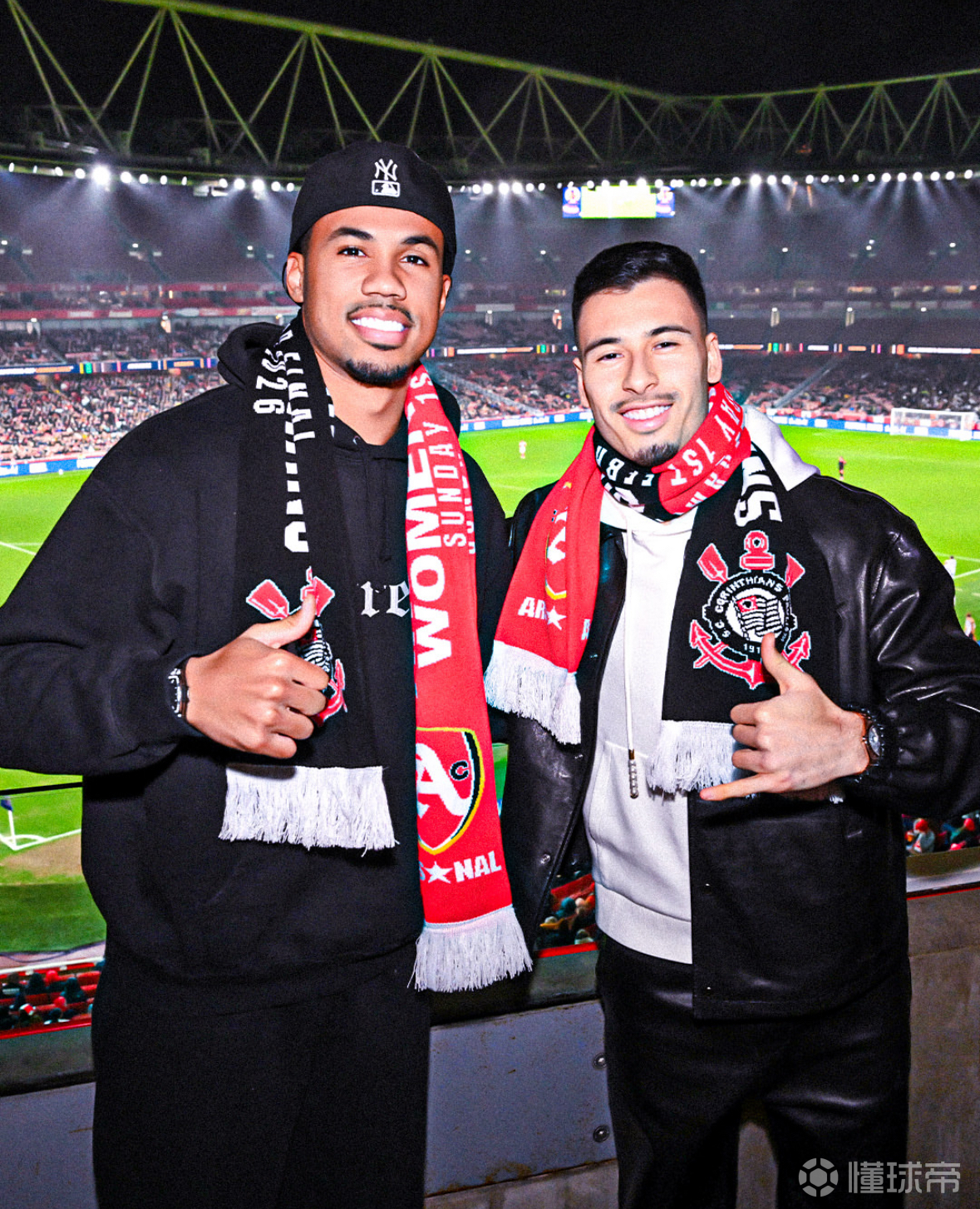 马丁内利和加布里埃尔在现场观看阿森纳女足夺冠！