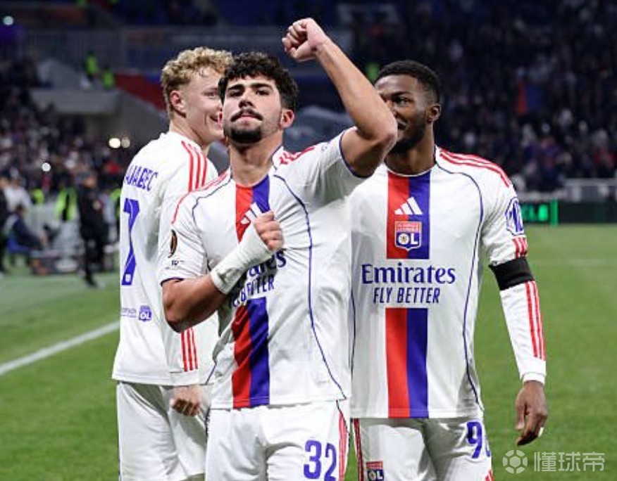 里昂两位17岁小将同场破门，打破本泽马的队史最年轻进球纪录