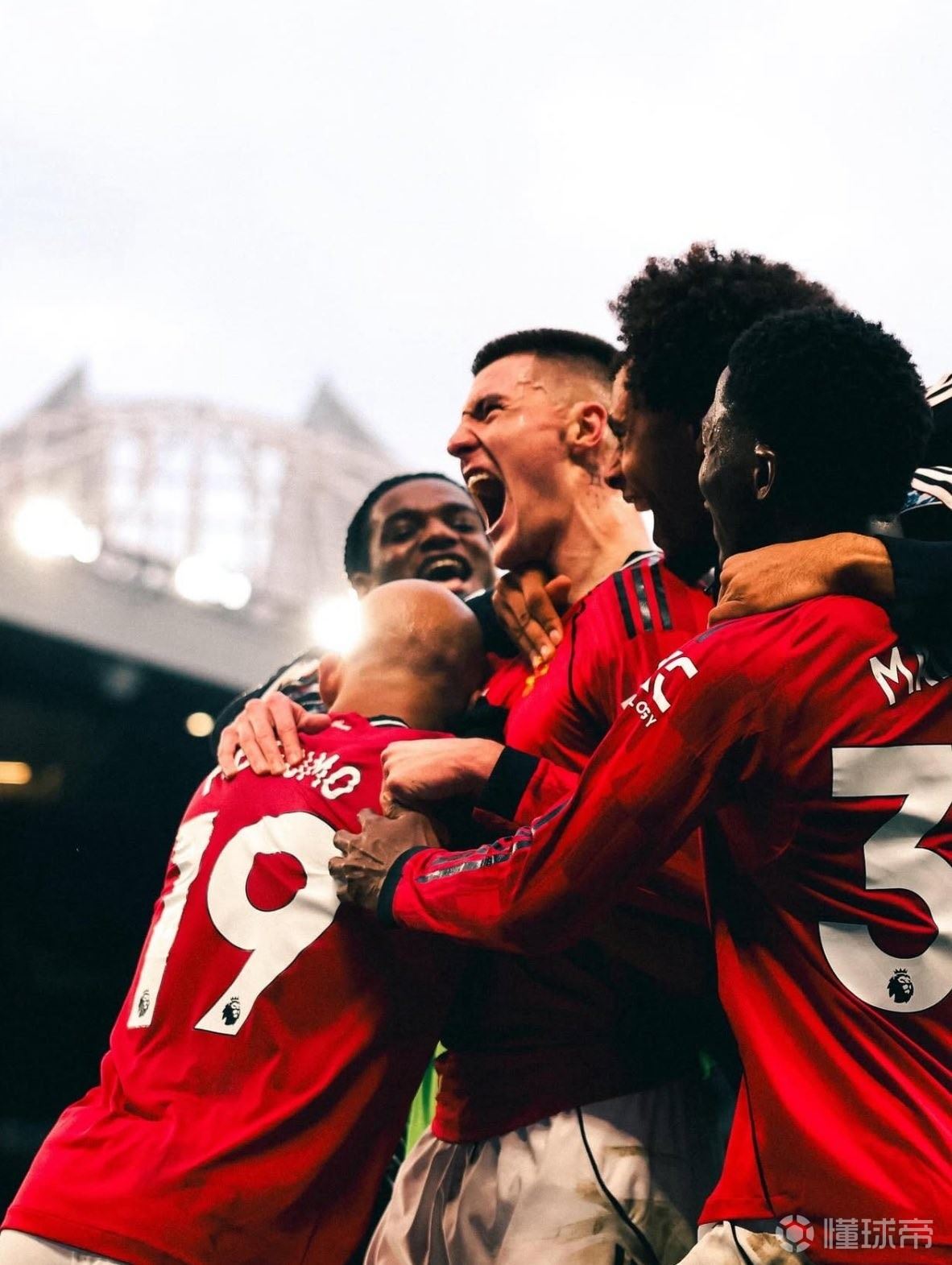 谢什科社媒庆祝：西看台+弗格森时间，这种感觉太棒了
