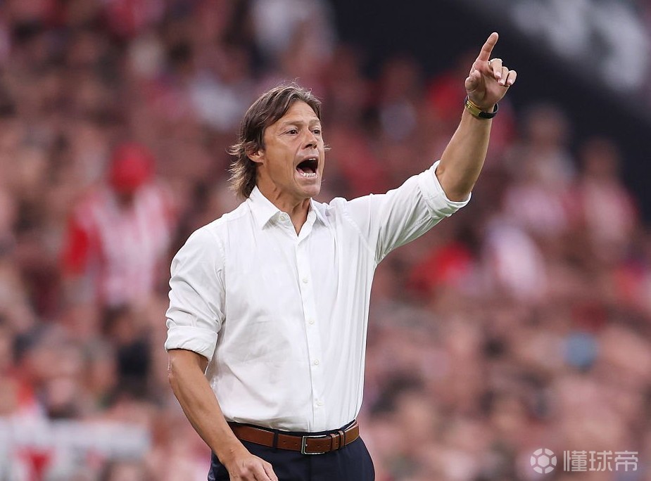 阿尔梅达：我和贾努扎伊说，他进一个球我就抱他一下