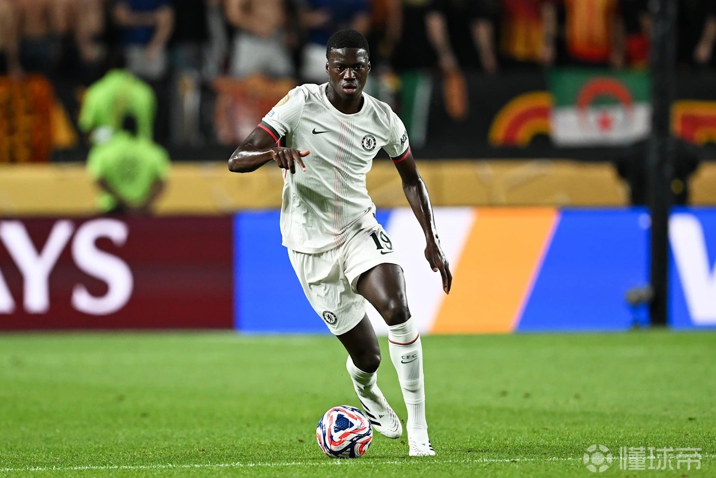 官方：切尔西从斯特拉斯堡召回后卫马马杜-萨尔