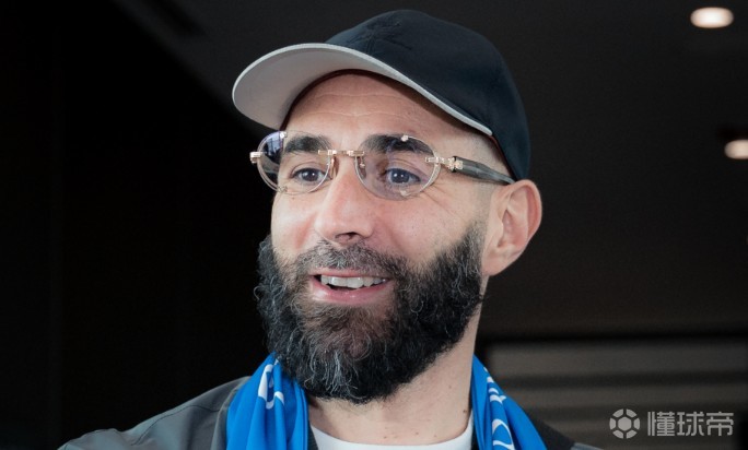 记者：本泽马在利雅得新月半年的薪资为2500万欧