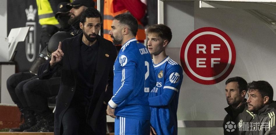 世体：皇马右路人员过剩，阿韦洛亚将面临选择难题