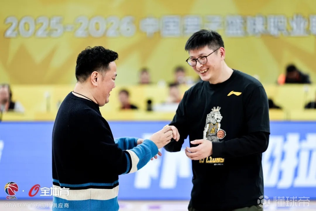  广厦为球迷送上专属冠军戒指，后者曾拍下错版戒指&祝福广厦