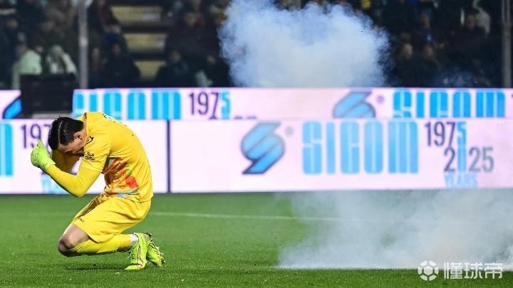 官方：因其球迷扔烟花击中对方门将，对国米罚款5万并特别警告