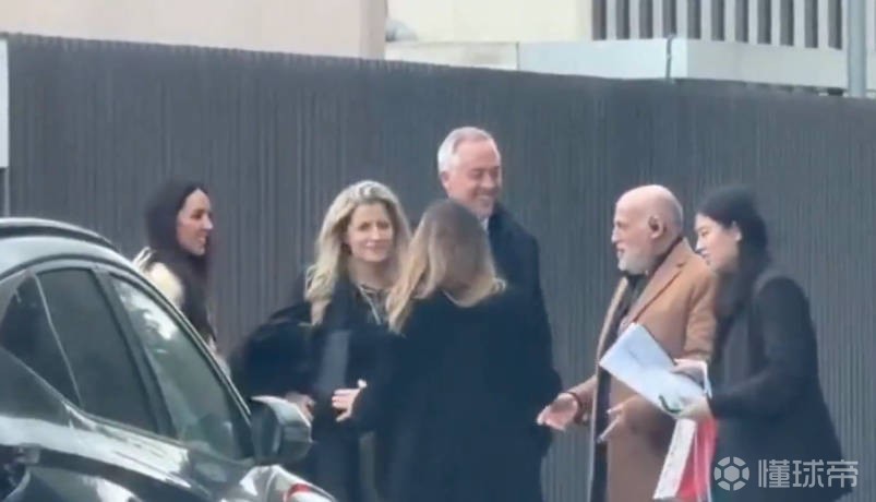 每体：特瓦斯抵达巴塞罗那，将与一个中国代表团前往巴萨总部