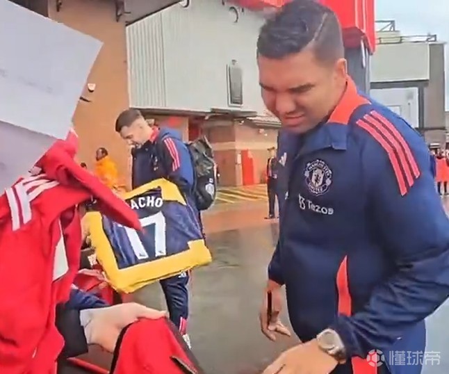 签名时得知球迷喜欢加纳乔，卡塞米罗露出一脸嫌弃的表情