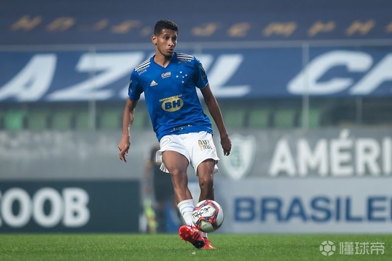 巴媒：武汉三镇与阿德里亚诺签约2年，转会费100万欧