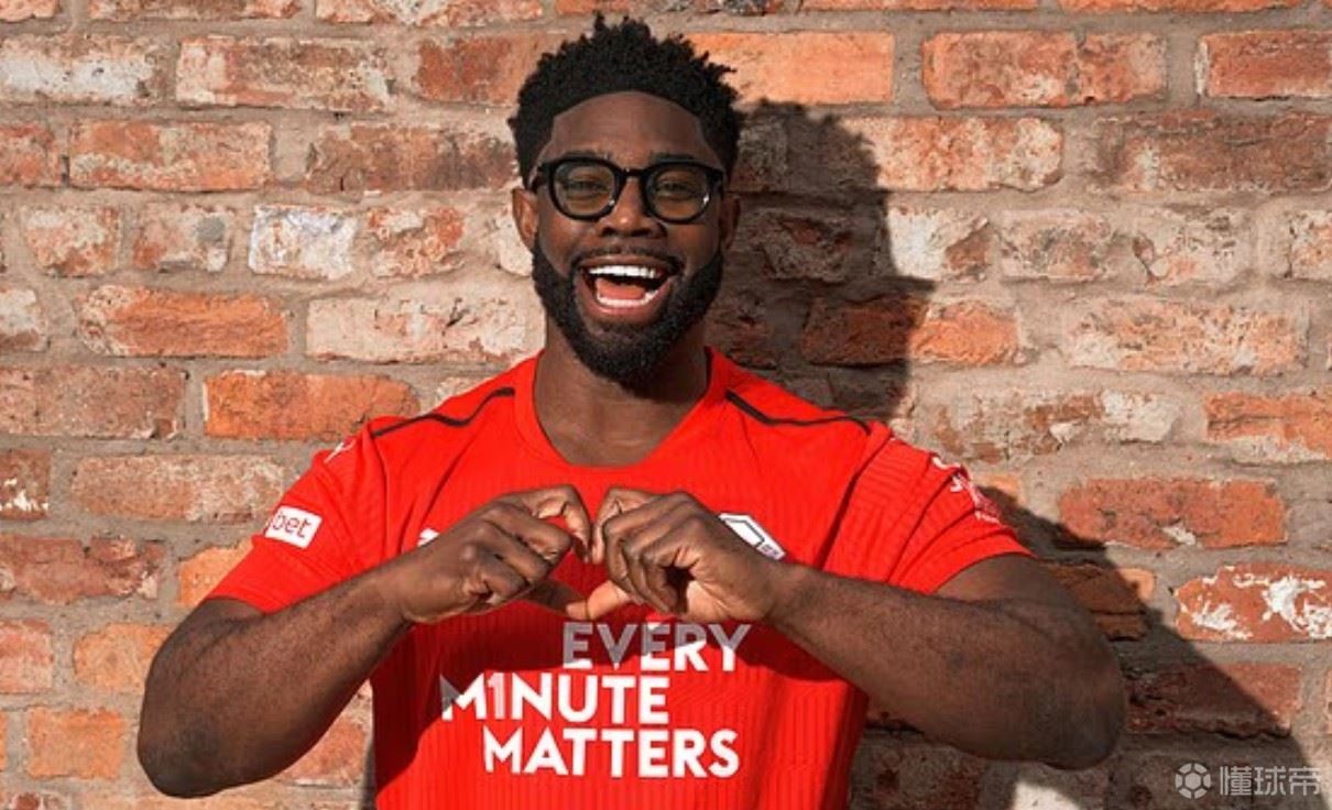 为心脏健康月做宣传，理查兹、迪福等前英超球星做出爱心手势