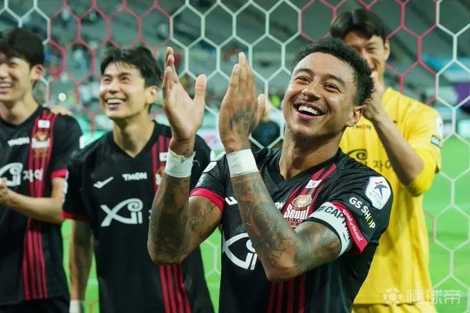 邮报：费耶诺德是与自由球员林加德取得接触的俱乐部之一