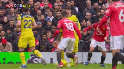 半场战报：曼联1-0热刺，姆伯莫破门，罗梅罗因蹬踏染红