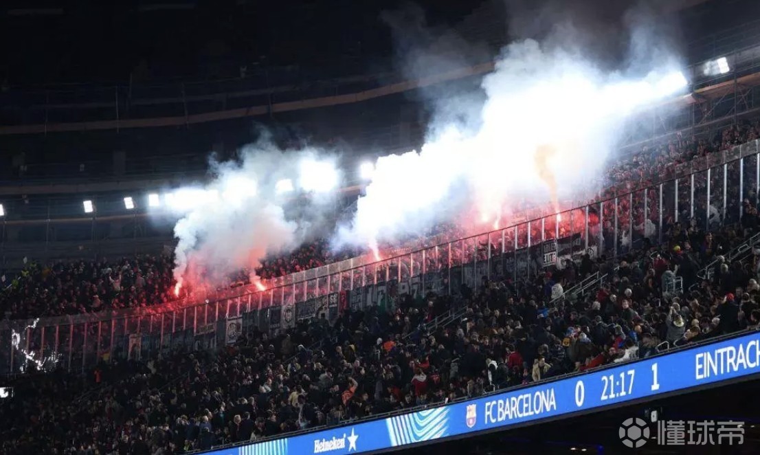 客队球迷在诺坎普投掷装尿的瓶子，每体：巴萨正在采取措施
