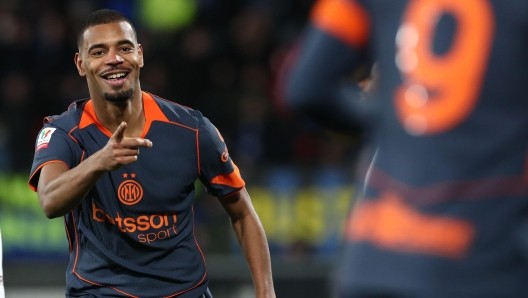 米体：迪乌夫更适合踢后腰，他在这个位置得到越来越多认可