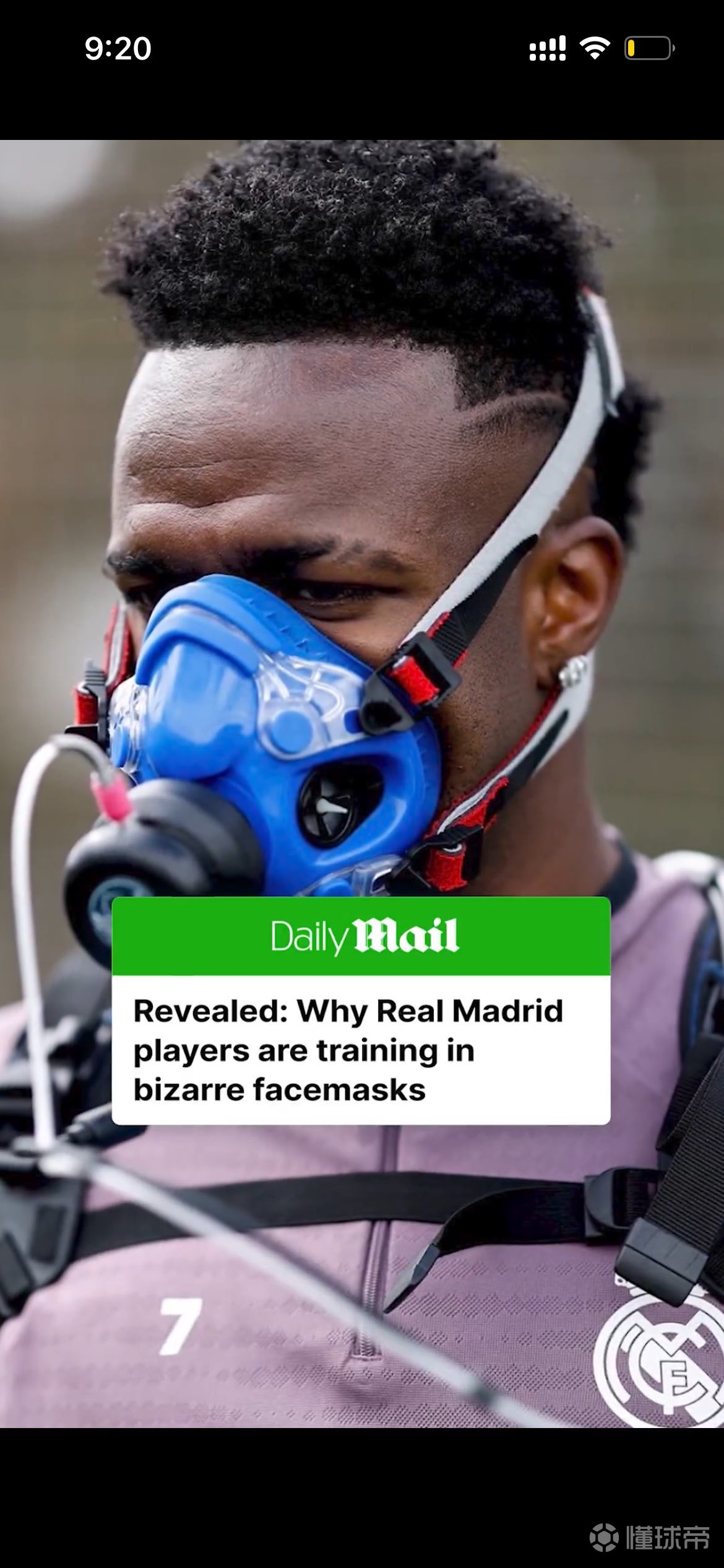 皇马球员近日被拍到戴着一种不同寻常的蓝色面罩进行训练