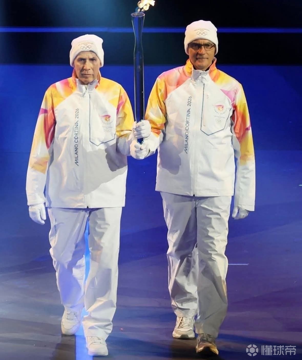 荣耀，米兰城传奇队长巴雷西、贝尔戈米在冬奥开幕式一同传递圣火