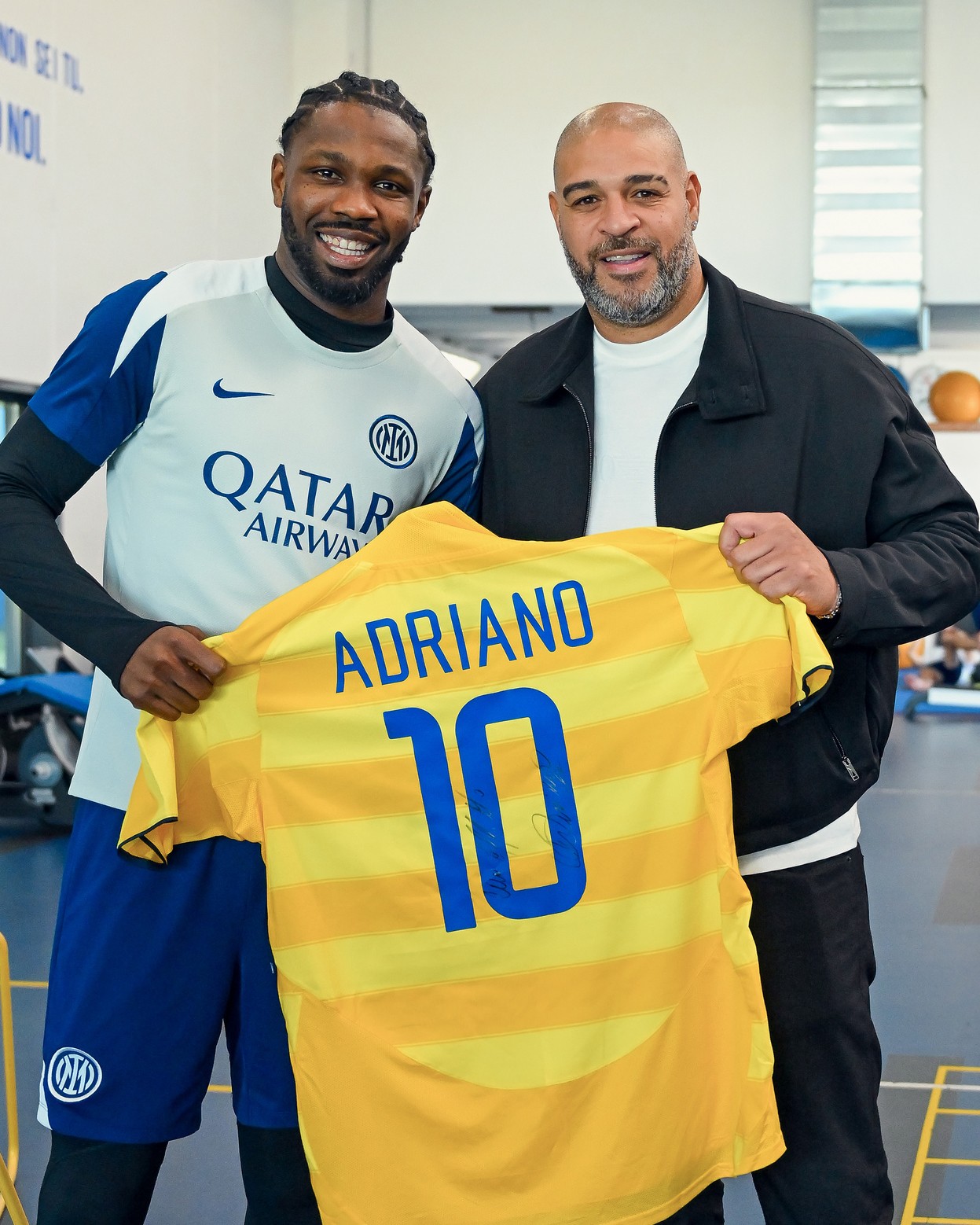 见到偶像，马库斯-图拉姆和阿德里亚诺见面拥抱