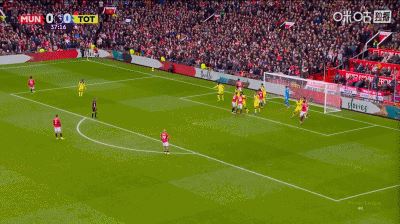 曼联领先！B费策动精彩角球战术配合 姆伯莫破门
