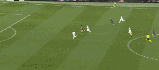 突入禁区后破门，贝尔纳尔打进巴萨一线队生涯首球