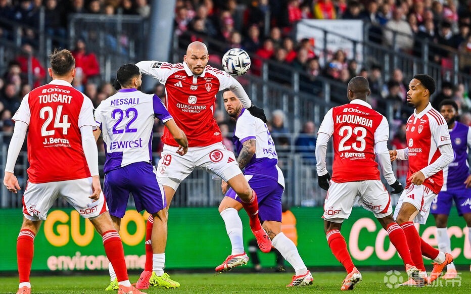 布雷斯特发布公告提示球迷：请不要向球员投掷薯条