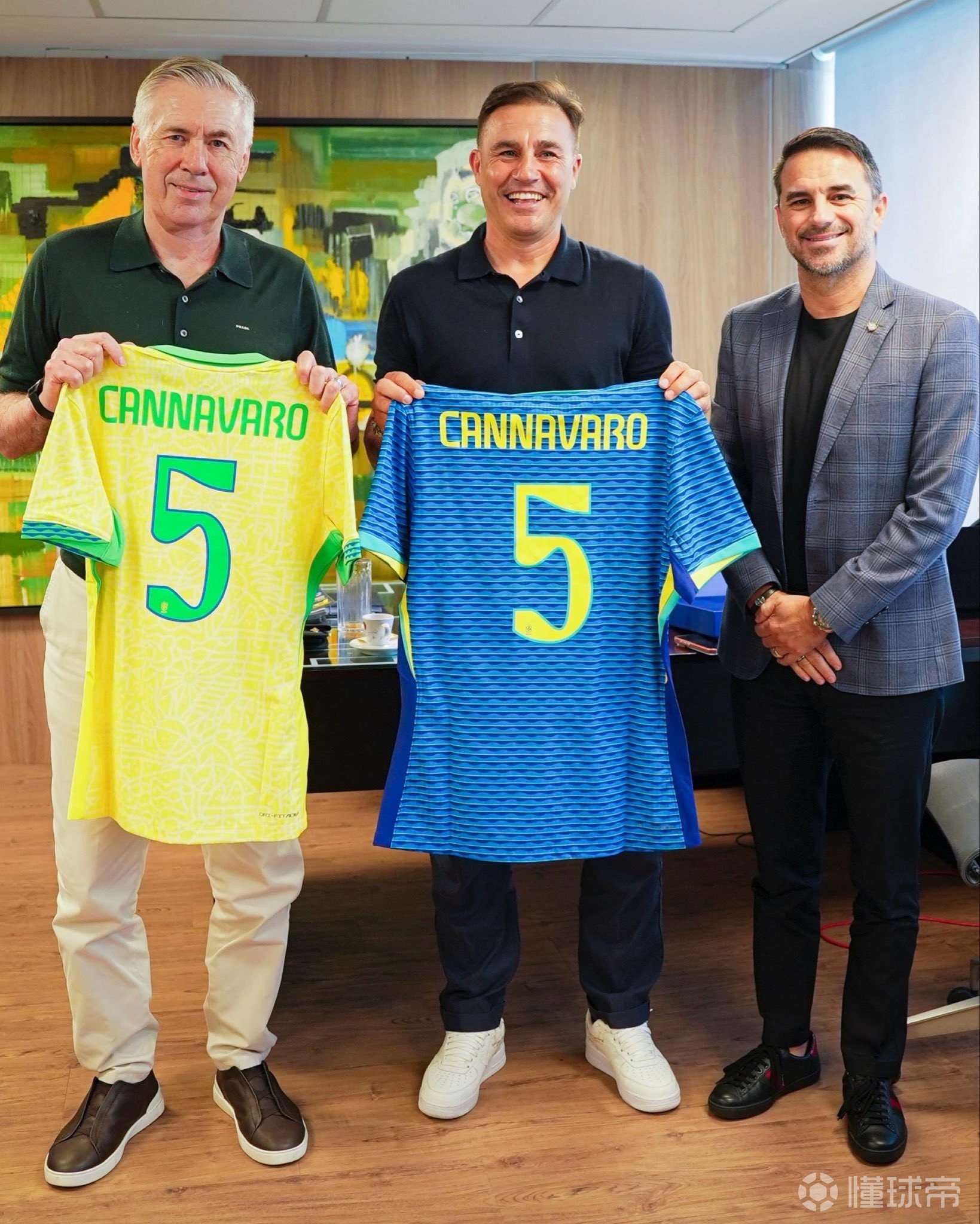 卡纳瓦罗造访巴西足协并与安切洛蒂合影，他正在巴西推广香水
