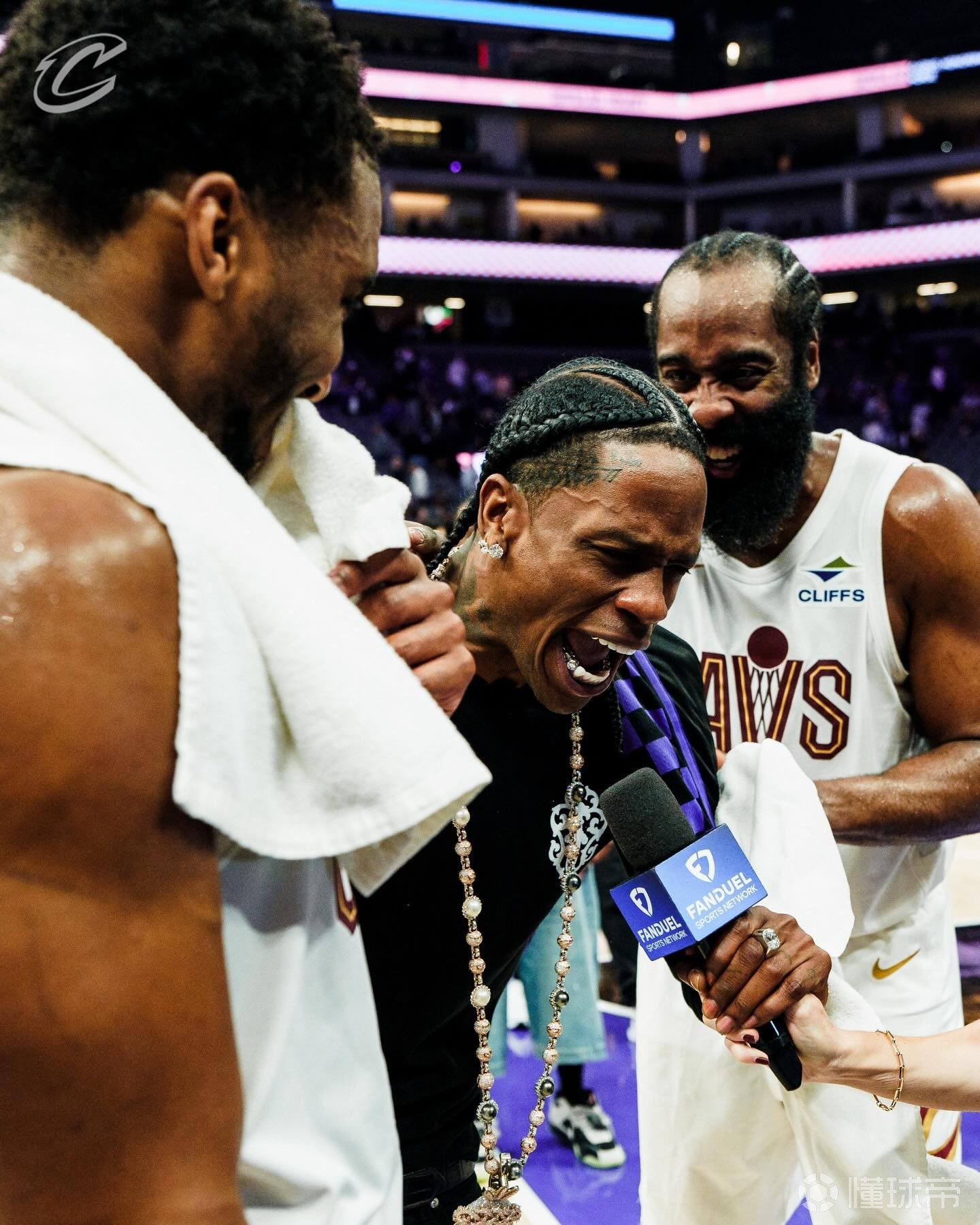 Travis Scott现场观战哈登骑士首秀，两人赛后激情相拥