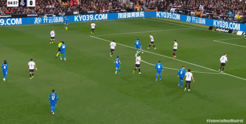 第65分钟，卡雷拉斯内切一条龙低射破门，皇马打破僵局1-0！