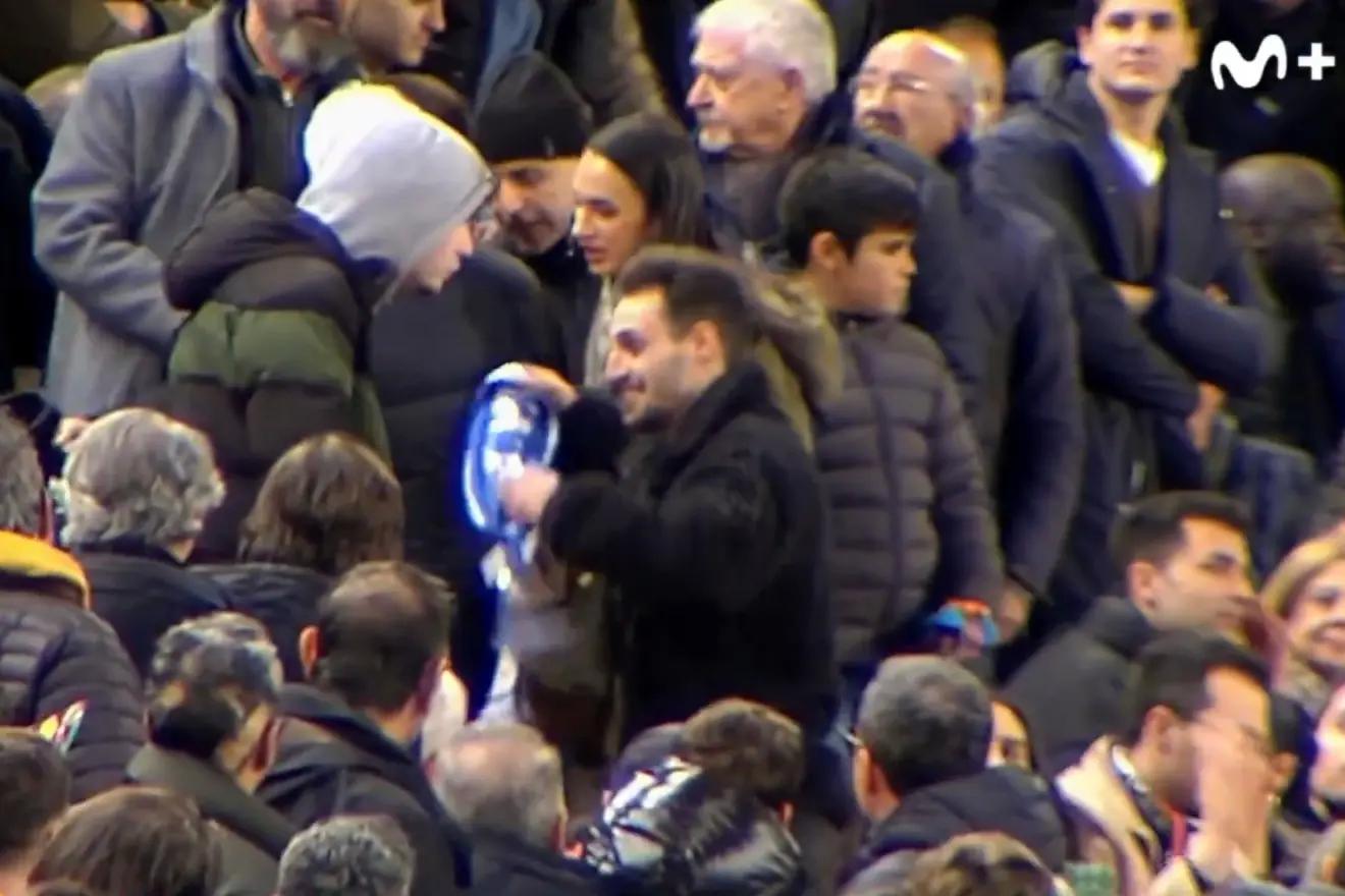 一皇马球迷出现在瓦伦西亚主队看台，遭瓦伦球迷侮辱和吐口水