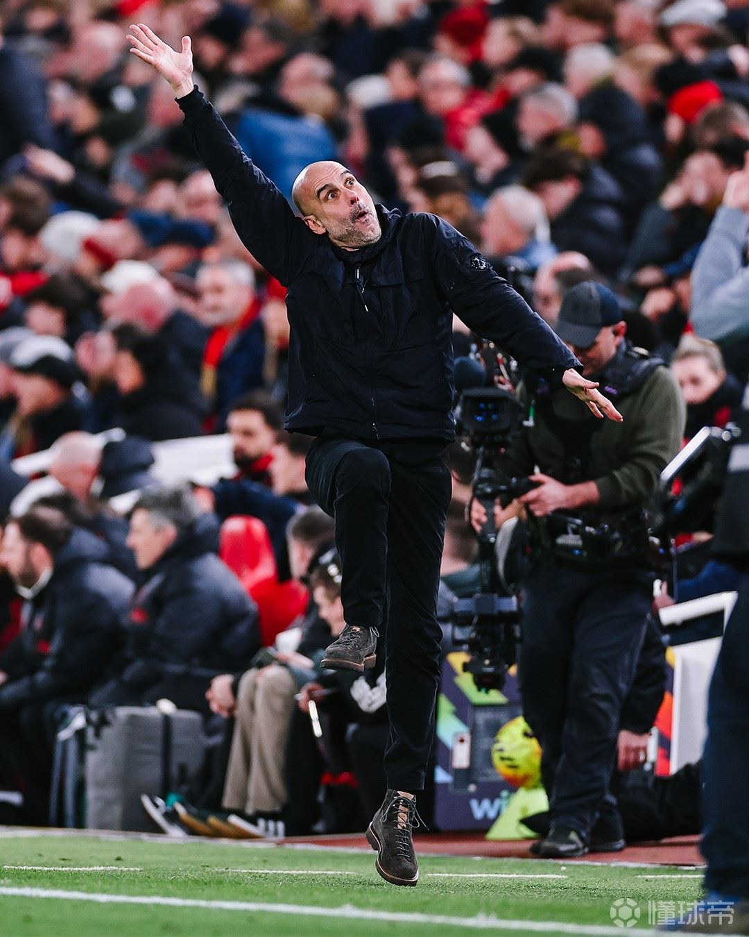 教练也能扑？多纳鲁马最后时刻上演神扑，瓜迪奥拉模仿其动作