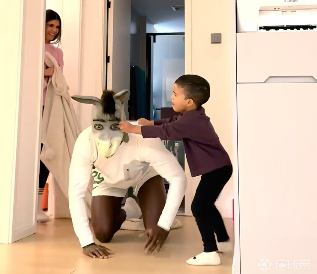 法比奥社媒分享亲子时光，头戴“驴头套”与家人互动