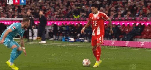 第45分钟，迪亚斯再造点，凯恩点射双响，拜仁2-1霍芬海姆