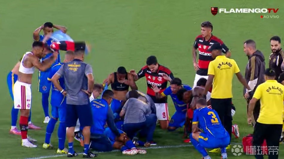 惊魂一幕，巴西球员索萨开场不久因癫痫发作倒地随后被送医