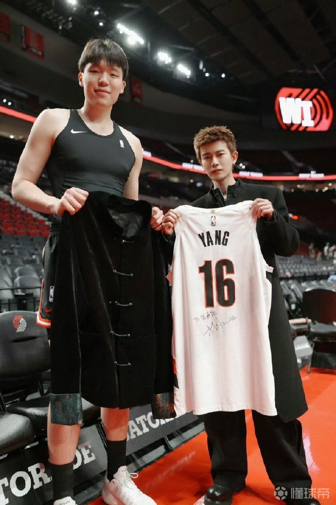 山东演员任嘉伦造访开拓者主场，获赠杨瀚森签名球衣