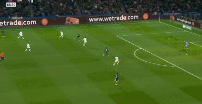 第66分钟,克瓦拉茨赫利亚右路凌空抽射破门,巴黎4-0马赛