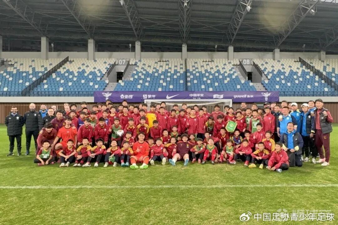 U17国少队在深圳青少年基地备战亚洲杯，与当地梯队快乐互动