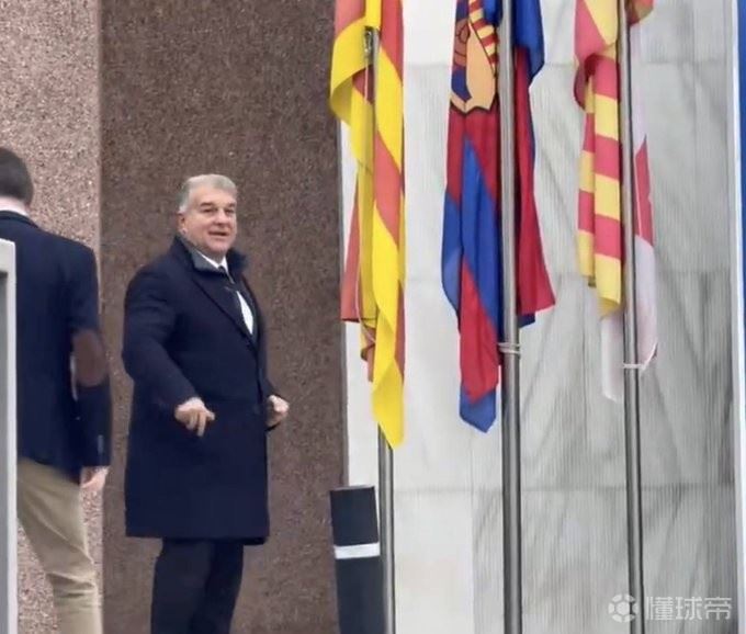 记者：巴萨董事会会议正在进行中，拉波尔塔预计中午宣布辞职