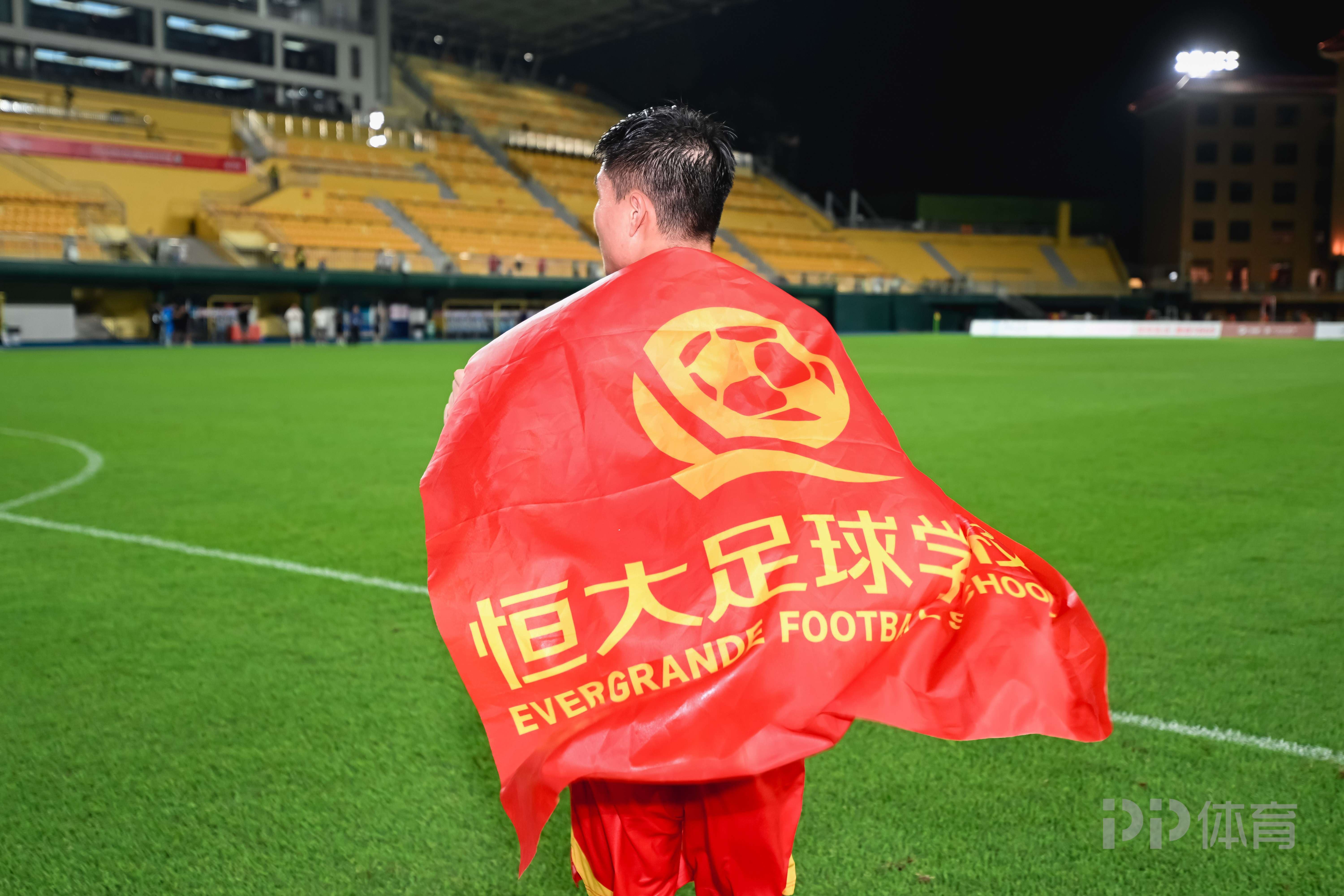 足球报：恒大足校向职业赛场发起冲击 杨昌鹏挂帅刘智宇任领队