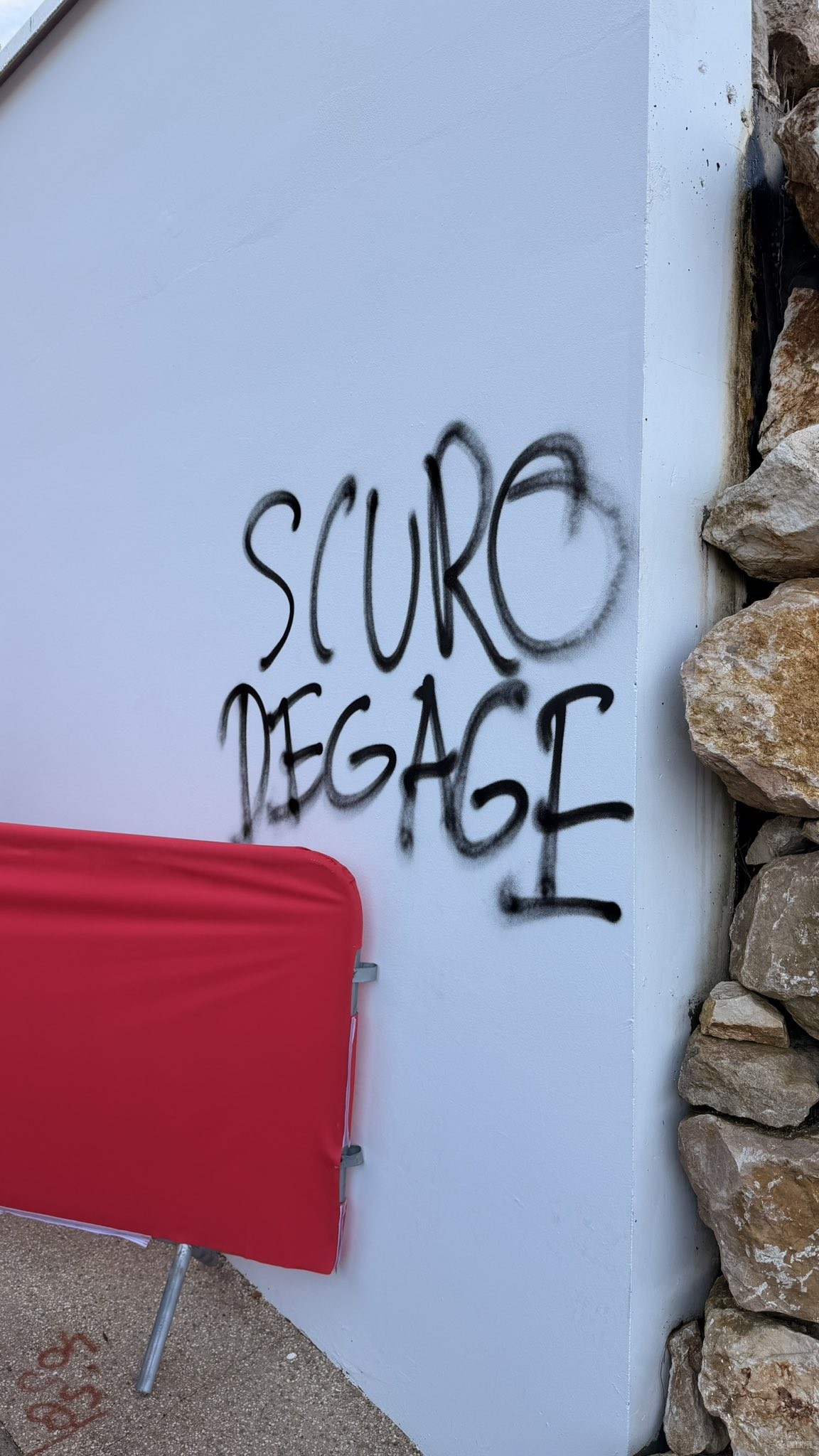 摩纳哥训练基地被愤怒的球迷涂鸦，要求体育总监滚蛋