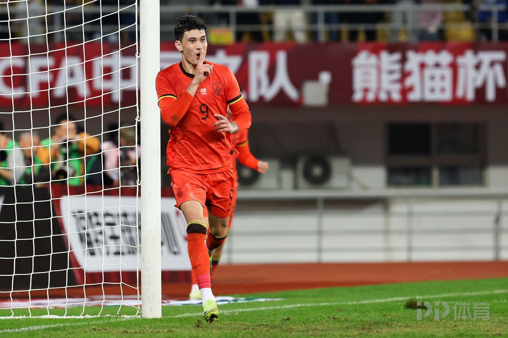 体坛:蓉城支付超1600万转会费签下拜合拉木与贺一然,2人均签3年