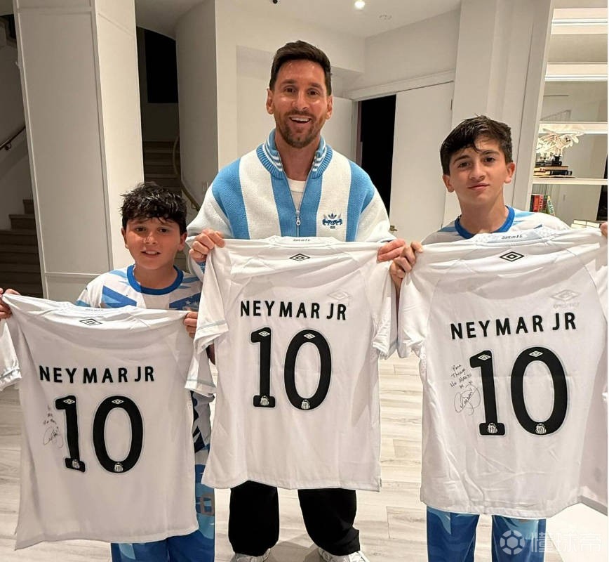 老朋友的礼物，内马尔给梅西和他的儿子送签名球衣