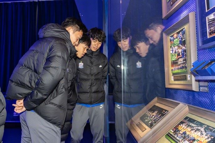 了解俱乐部历史与文化传承，今日上海申花全队参观申花中心